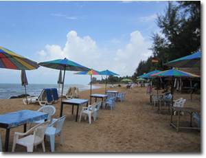 restaurante en la arena de la playa de Khao Lak